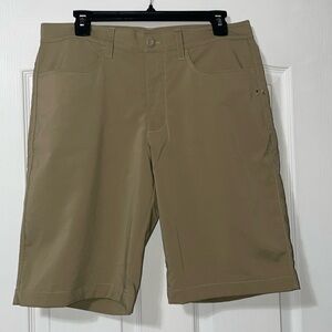 Under Armour Heat Gear Loose Lightweight Khaki Shorts size 32